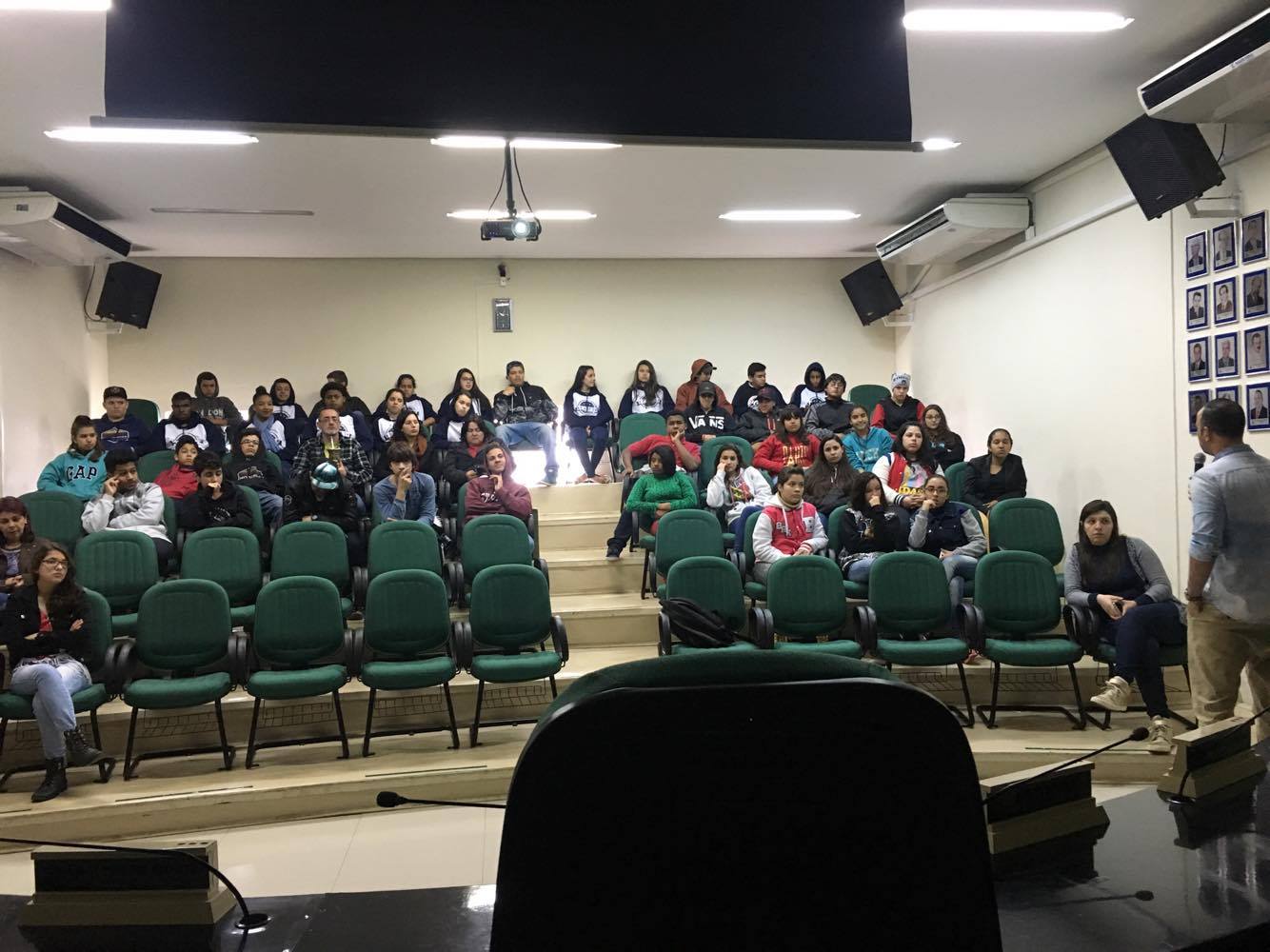 Alunos da Escola Nicácio Machado participam de palestra do projeto "Eu? Cidadão?"