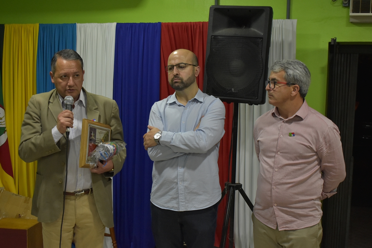 DELEGAÇÃO CHILENA RECEBE HOMENAGENS DA CÂMARA DE VEREADORES DE BUTIÁ